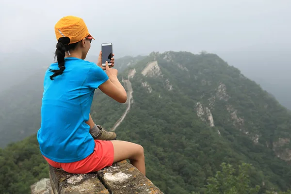 Woman taking photo with smartphone — Stock Photo, Image