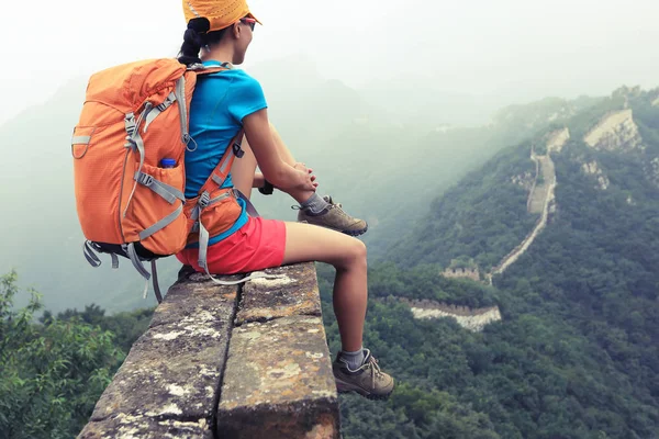 genç kadın uzun yürüyüşe çıkan kimse