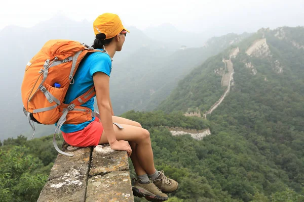 Young woman hiker — Stock Photo, Image