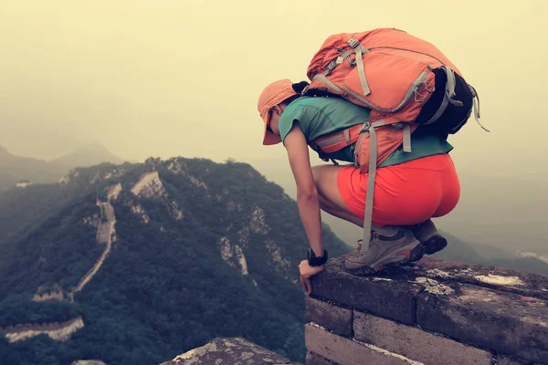 genç kadın uzun yürüyüşe çıkan kimse