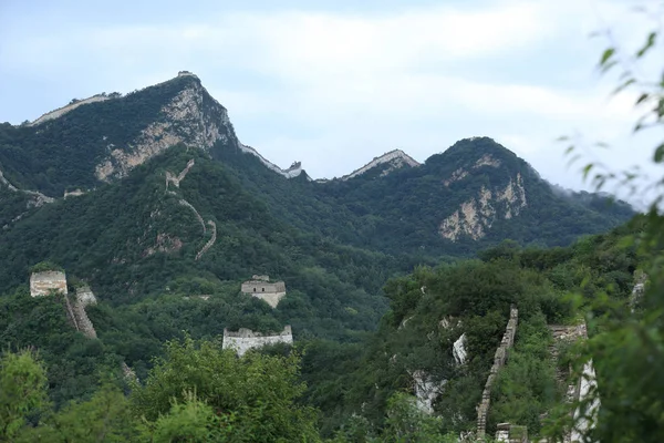 Góry i Wielki Mur w Chinach — Zdjęcie stockowe