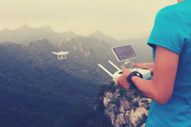 uçak uçan ile kadın alarak fotoğraf 