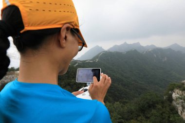 uçak uçan ile kadın alarak fotoğraf 