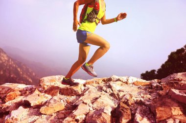 Merdivenlerin üzerinde çalışan kadın