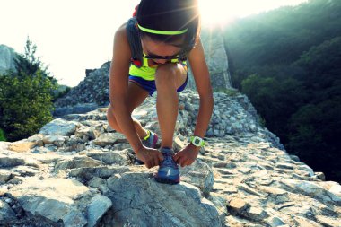 kadın bağlama ayakkabı bağı