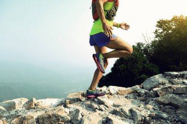 genç kadın Çin Seddi çalıştıran  