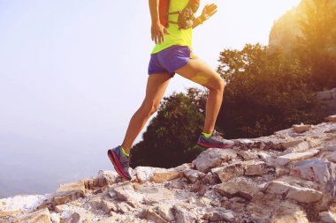 genç kadın Çin Seddi çalıştıran  