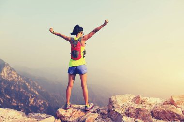 genç kadın backpacker 