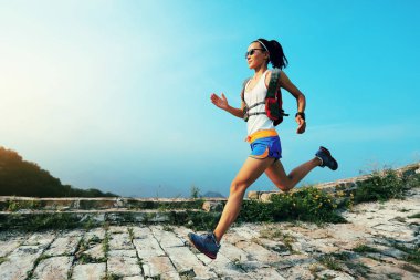 genç kadın Çin Seddi çalıştıran