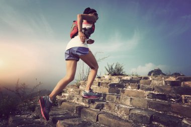 Merdivenlerin üzerinde çalışan kadın