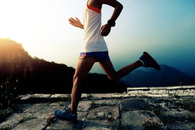 Merdivenlerin üzerinde çalışan kadın