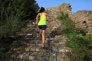 Merdivenlerin üzerinde çalışan kadın