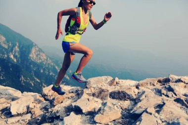 Merdivenlerin üzerinde çalışan kadın