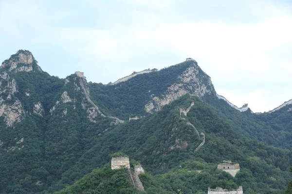 Βουνά και το Σινικό Τείχος στην Κίνα — Φωτογραφία Αρχείου