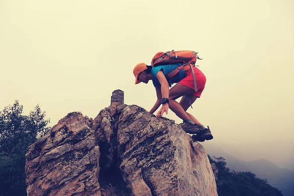 Kvinna klättring på berg — Stockfoto