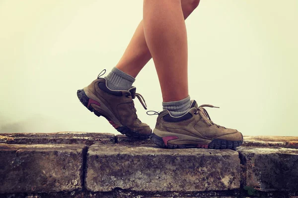 Successful Woman Hiker Legs Top Great Wall — Stock Photo, Image