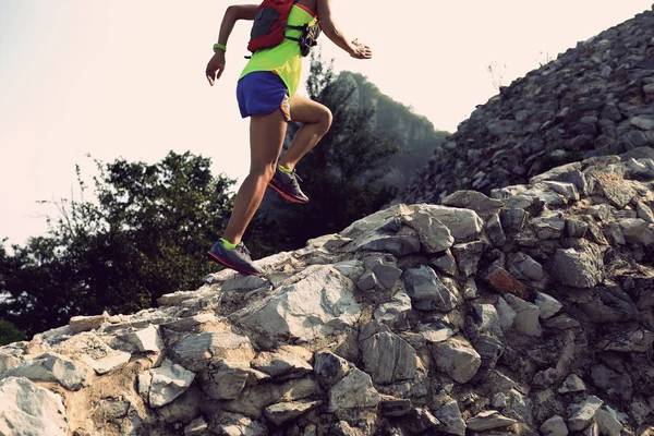 Merdivenlerin üzerinde çalışan kadın