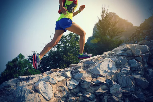 Merdivenlerin üzerinde çalışan kadın