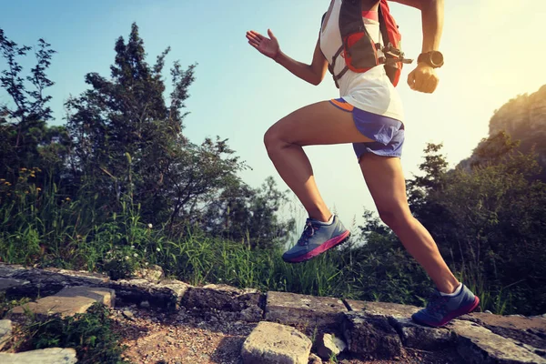 Mujer joven corriendo en la gran pared —  Fotos de Stock