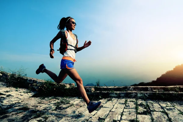 Young woman running at great wall — Stock Photo, Image