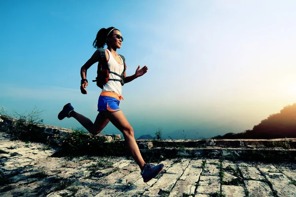 Mujer joven corriendo en la gran pared — Foto de Stock