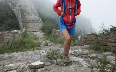 Çin Seddi üzerinde yürüyen kadın