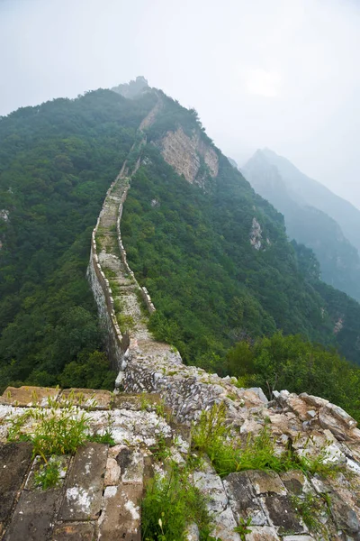 Great wall on mountain ridge — Stock Photo, Image