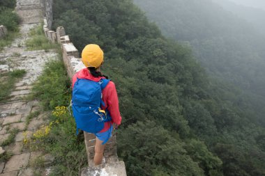 Genç kadın manzarayı uzun yürüyüşe çıkan kimse