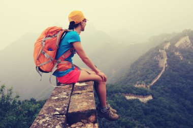 genç kadın uzun yürüyüşe çıkan kimse 