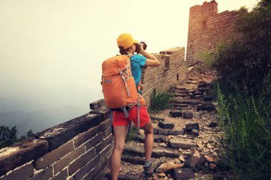 Fotoğraf çeken genç bir kadın.