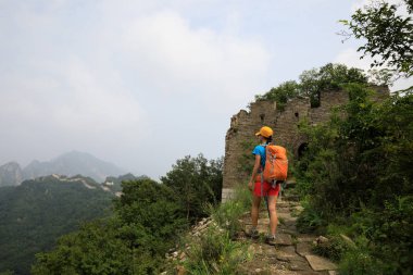 Çin Seddi üzerinde yürüyen kadın
