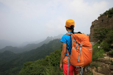 Çin Seddi üzerinde yürüyen kadın