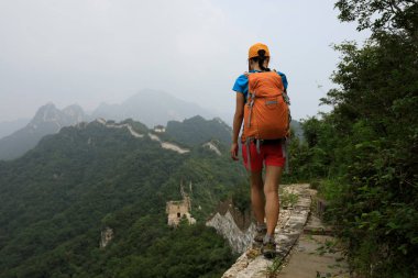 Çin Seddi üzerinde yürüyen kadın