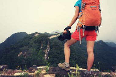Kameralı genç kadın. 
