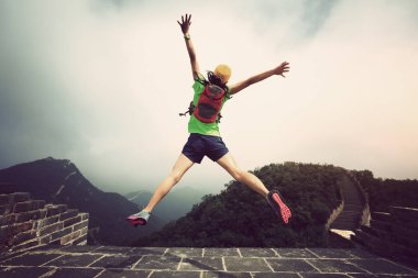 Çin Seddi üzerinde atlama kadın