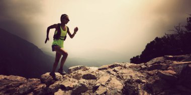  Çin Seddi üzerinde çalışan kadın