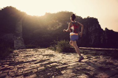  Çin Seddi üzerinde çalışan kadın
