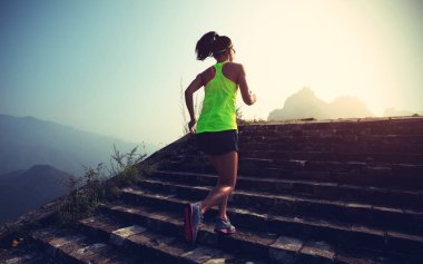  Çin Seddi üzerinde çalışan kadın