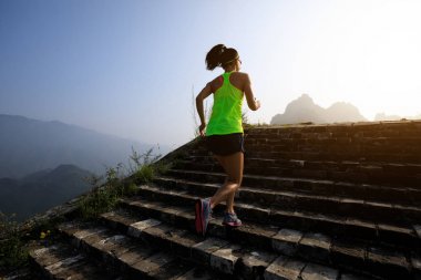  Çin Seddi üzerinde çalışan kadın