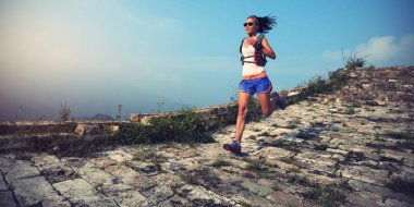  Çin Seddi üzerinde çalışan kadın