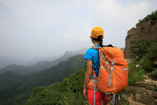 Çin Seddi üzerinde yürüyen kadın