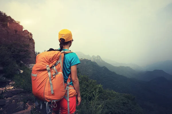 Woman walking on great wall — Stock Photo, Image