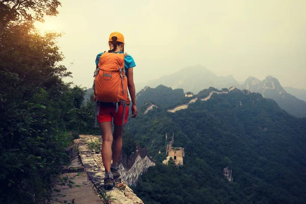 Woman walking on great wall — Stock Photo, Image