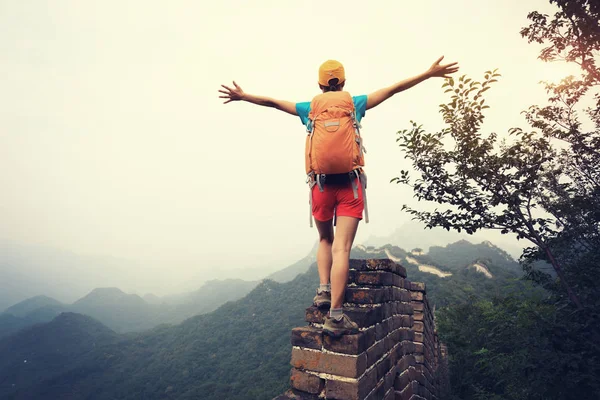 Kollarını açmış genç bir kadın.