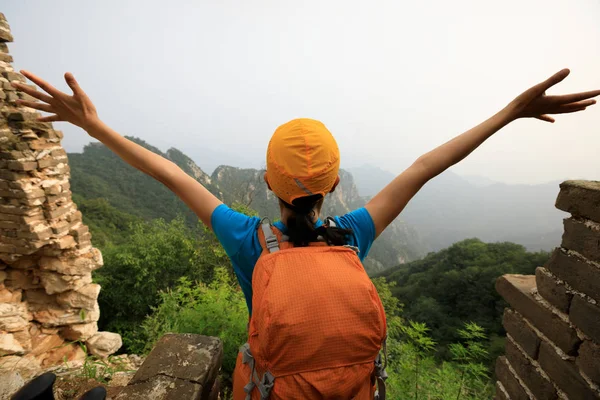 Kollarını açmış genç bir kadın.
