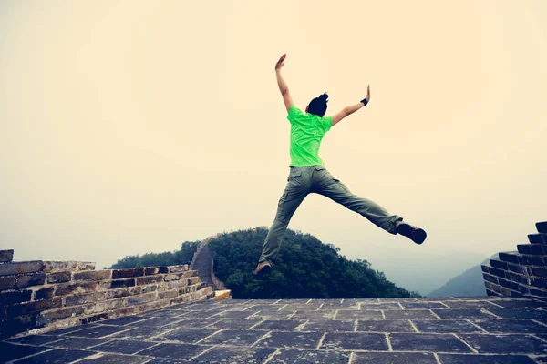 Çin Seddi üzerinde atlama kadın