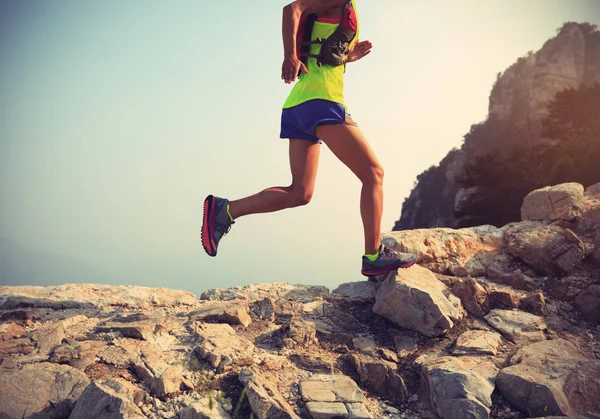Woman running on great wall — Stock Photo, Image