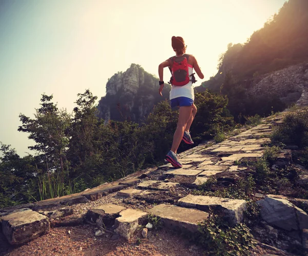 Woman running on great wall — Stock Photo, Image