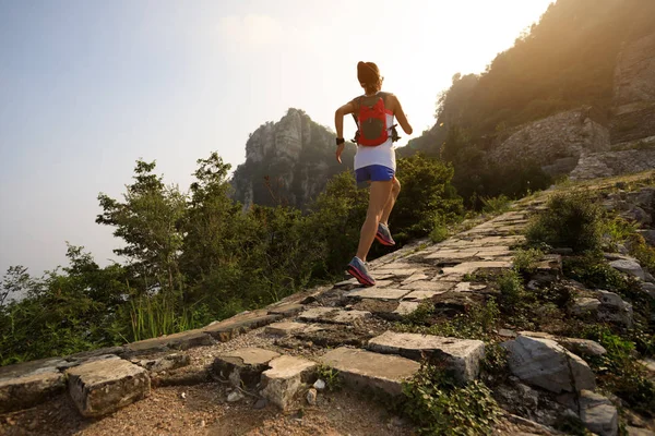  Çin Seddi üzerinde çalışan kadın
