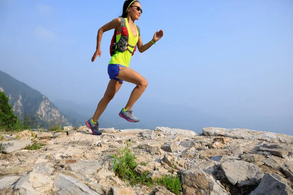 Donna che corre su un grande muro — Foto Stock